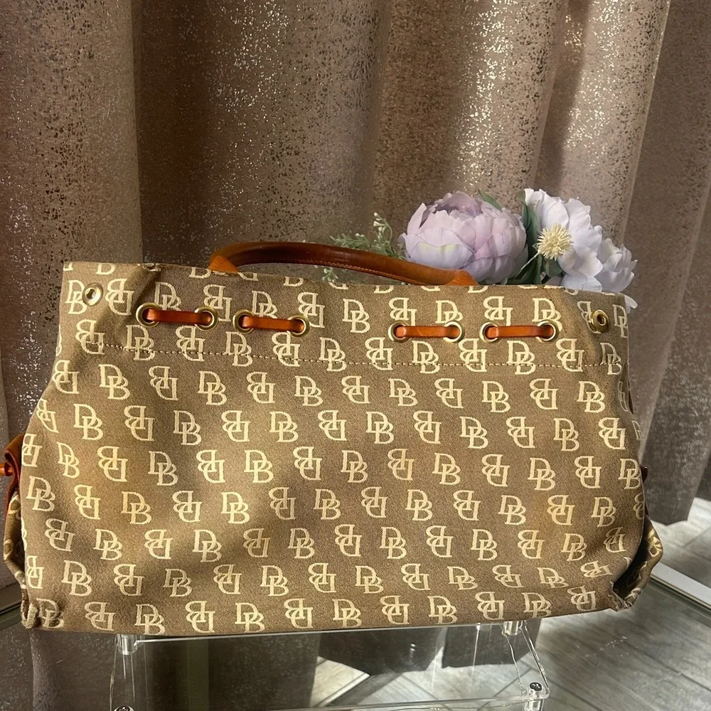 Dooney & Bourke‎ Tan and Cream Signature Logo Tote